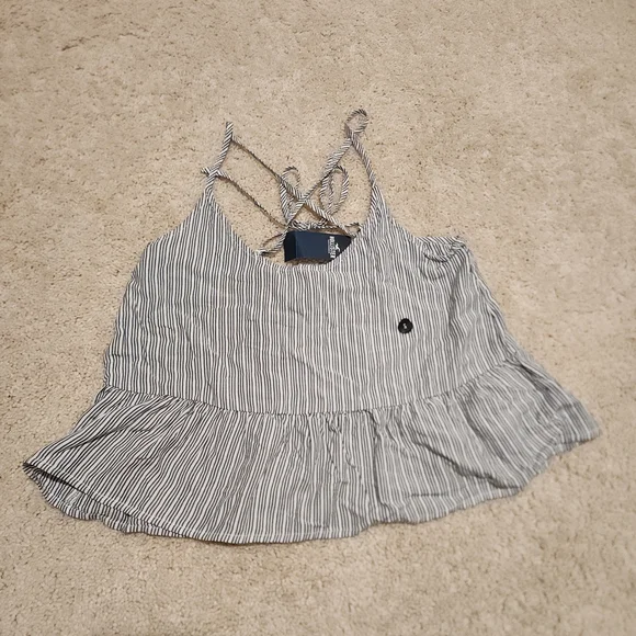 Hollister | Striped Ruffle Tie-Back Crop Tank - Picture 2 of 6